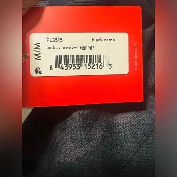 NWT Spanx Look at Me Now Seamless Cropped Leggings Black Camo Sz Medium - Picture 6 of 6
